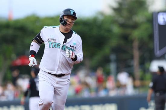 선발투수 애덤 올러의 호투와 불펜 안정감을 앞세운 KIA 타이거즈가 KT 위즈 상대 시리즈 스윕을 따내며 리그 단독 5위로 올라섰다. 올러는 이날 6이닝 10탈삼진 무실점 피칭을 펼치며 자신의 KBO리그 한 경기 최다 탈삼진 기록을 경신했다. 8회 등판한 성영탁은 2이닝을 무실잼으로 책임져 타이거즈 구단 역사상 신인 최다 이닝 연속 무실점 기록을 경신했다. 타선에서는 최형우가 선제 솔로포, 위즈덤이 쐐기 투런포를 터트렸다. KIA 타이거즈