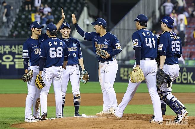 NC 다이노스가 선발투수 신민혁의 7이닝 무실점 호투에 힘입어 잠실 원정에서 위닝 시리즈를 따냈다. NC 다이노스