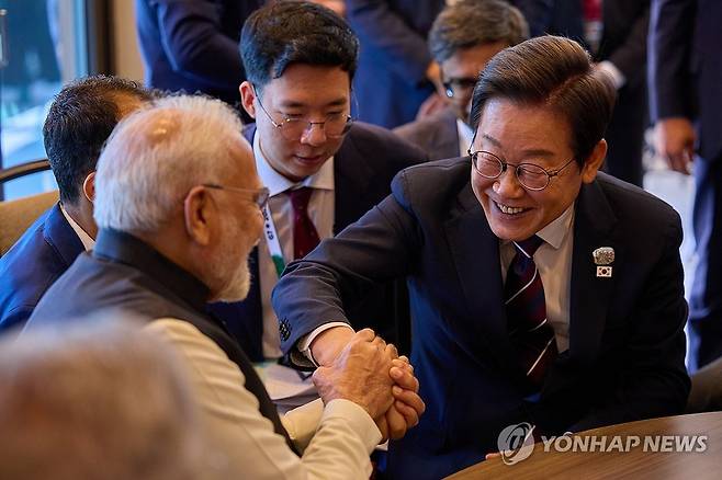 이재명 대통령, 한-인도 정상회담 (캐내내스키스[캐나다]=연합뉴스) 홍해인 기자 = 이재명 대통령과 나렌드라 모디 인도 총리가 17일(현지시간) 캐나다 앨버타주 캐내내스키스 주요 7개국(G7) 정상회의장에서 정상회담 중 손을 잡고 있다. 2025.6.18 [공동취재] hihong@yna.co.kr