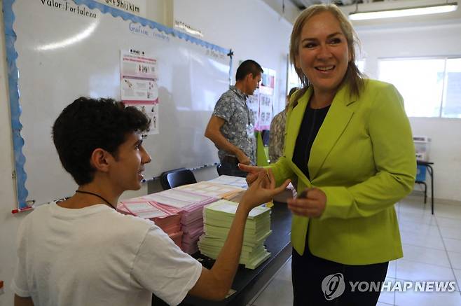 지난 1일(현지시간) 판사 선거에서 투표하는 실비아 로시오 델가도 변호사(오른쪽) [AFP 연합뉴스 자료사진. 재판매 및 DB 금지]