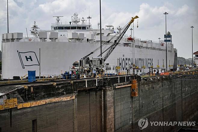 지난달 30일(현지시간) 파나마 운하 통과하는 선박 [AFP 연합뉴스 자료사진. 재판매 및 DB 금지]