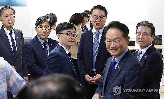 추경 관련해 모인 당정대 (서울=연합뉴스) 김주형 기자 = 대통령실 김용범 정책실장(오른쪽)과 더불어민주당 허영 원내정책수석부대표(오른쪽 두번째) 등이 지난 18일 서울 여의도 국회 의원회관에서 대통령실과 정부, 여당 등이 함께하는 추경안 관련 비공개 회의에 참석해 대화하고 있다. 2025.6.18 kjhpress@yna.co.kr