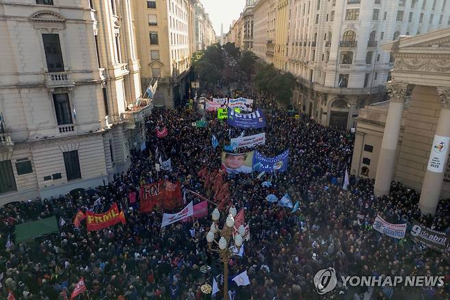 18일(현지시간) 아르헨티나 부에노스아이레스 중심 도로를 가득 메운 페르난데스 전 대통령 지지 인파 [부에노스아이레스 AFP=연합뉴스. 재판매 및 DB 금지]