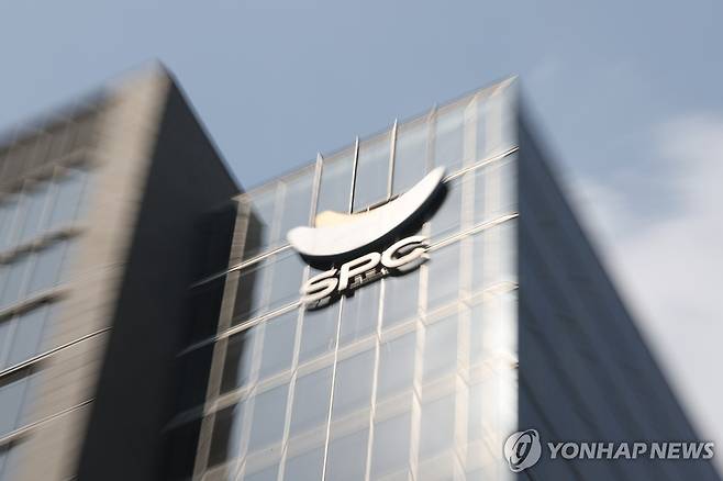 경찰·노동부, '근로자 사망' SPC삼립 본사 압수수색 (서울=연합뉴스) 황광모 기자 = 지난달 SPC삼립 시화 공장에서 근로자가 기계에 끼어 숨진 사고와 관련해 수사당국이 17일 서울 서초구 양재동 SPC 본사와 시화 공장에 대한 압수수색에 들어갔다. 사진은 서울 양재동 SPC 본사의 모습. 2025.6.17