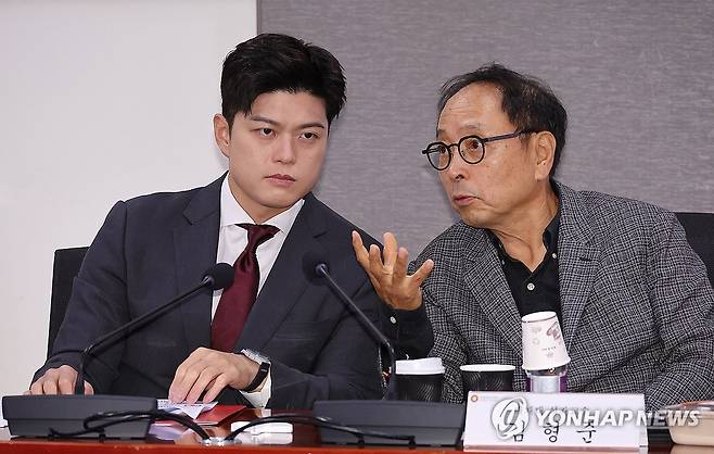 김형준 교수와 대화하는 김용태 비대위원장 (서울=연합뉴스) 김주형 기자 = 국민의힘 김용태 비상대책위원장(왼쪽)이 19일 서울 여의도 국회 의원회관에서 당의 혁신을 바라는 의원모임 주최로 열린 '대선 패배 후 민심과 국민의힘 혁신방안' 토론회에서 김형준 교수와 대화하고 있다. 2025.6.19 kjhpress@yna.co.kr