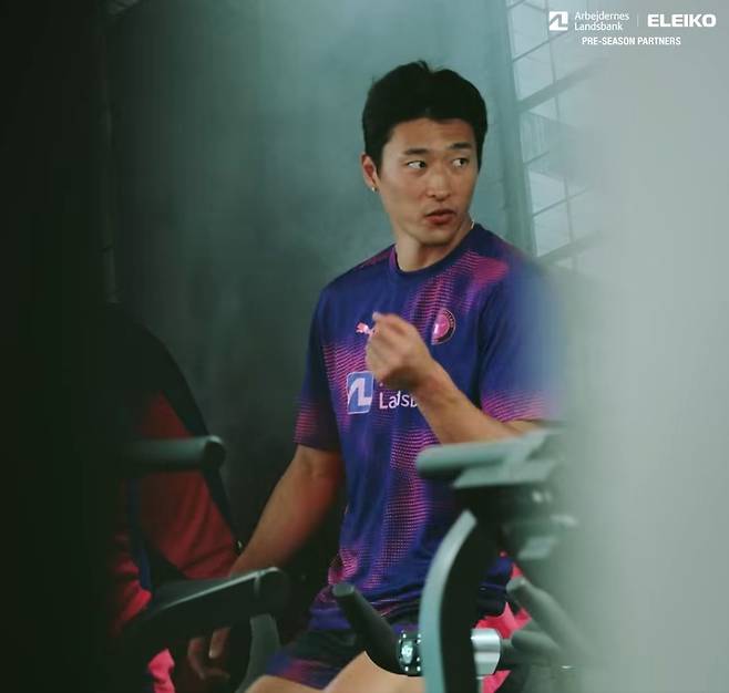 실내 자전거를 타며 동료와 이야기를 나누는 조규성 [미트윌란 SNS 캡처. 재판매 및 DB 금지]