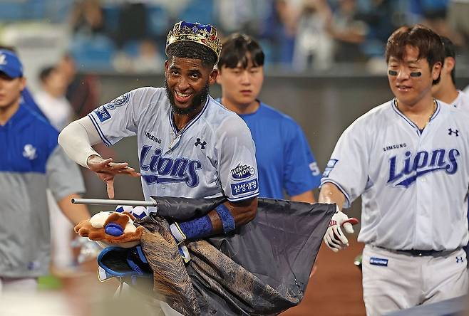 삼성 디아즈, 끝내기 스리런 (서울=연합뉴스) 18일 대구 삼성라이온즈파크에서 열린 2025 신한 SOL 뱅크 KBO리그 두산 베어스와 삼성 라이온즈의 경기. 10회말 1사 1, 2루 삼성 디아즈가 끝내기 3점 홈런을 친 뒤 동료들과 기뻐하고 있다.
    디아즈는 이날 시즌 26·27호 홈런을 잇달아 터뜨리며 부문 2위 오스틴 딘(LG·19홈런)을 8개 차이로 따돌렸다. 2025.6.18 [삼성 라이온즈 제공. 재판매 및 DB 금지] photo@yna.co.kr