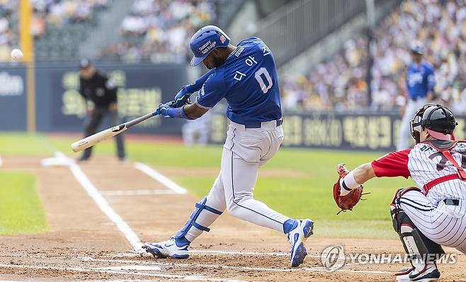 삼성 디아즈 선취점 얻는 외야 플라이 (서울=연합뉴스) 황광모 기자 = 1일 서울 송파구 잠실야구장에서 열린 프로야구 2025 신한 SOL 뱅크 KBO리그 삼성라이온즈와 LG 트윈스의 경기.
    삼성 디아즈가 1회초 팀의 선취점을 얻어내는 희생 플라이를 치고 있다. 2025.6.1 hkmpooh@yna.co.kr