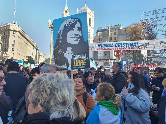 '크리스티나를 석방하라'란 팻말을 든 지지자 (부에노스아이레스=연합뉴스) 김선정 통신원 = 18일(현지시간) 아르헨티나의 수도 부에노스아이레스의 5월 광장에서 개최된 크리스티나 페르난데스 전 대통령 지지 시위에서 한 지지자가 '크리스티나를 석방하라'란 팻말을 들고 있다. 2025.6.18 sunniek8@yna.co.kr