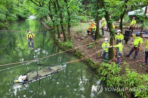 전남 장성군 남창계곡 일원에서 국립공원공단 등 관계기관 직원들이 구조 훈련을 벌이는 모습. [내장산국립공원백암사무소 제공. 재판매 및 DB 금지]