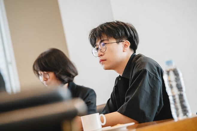 인터뷰하는 대만 작가 장자샹 대만의 작가 장자샹이 19일 서울 강남구의 한 호텔 회의실에서 '밤의 신이 내려온다' 출간 기념 인터뷰를 하고 있다. [민음사 제공. 재판매 및 DB 금지]