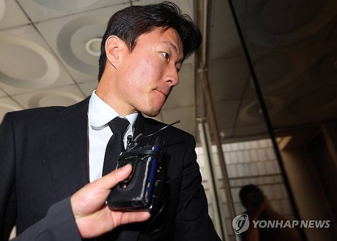 항소심 출석하는 황의조 (서울=연합뉴스) 김도훈 기자 = 불법 촬영 혐의로 1심에서 징역 1년에 집행유예 2년을 선고받은 축구선수 황의조가 19일 서울 서초구 서울고등법원에서 열린 2심 첫 공판에 출석하고 있다. 2025.6.19 superdoo82@yna.co.kr