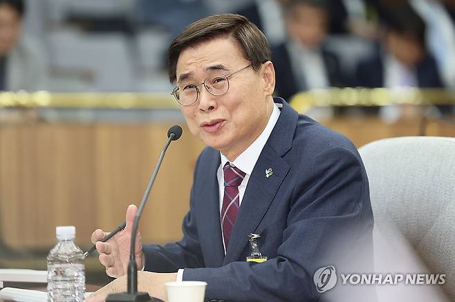 답변하는 이종석 국정원장 후보자 (서울=연합뉴스) 김주성 기자 = 이종석 국가정보원장 후보자가 19일 국회 정보위원회에서 열린 인사청문회에서 위원 질문에 답하고 있다. 2025.6.19 utzza@yna.co.kr
