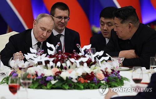 지난해 6월 19일 평양에서 만난 블라디미르 푸틴과 김정은 [EPA/크렘린풀 연합뉴스 자료사진. 재판매 및 DB 금지]