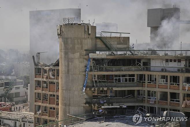 소로카병원 (베에르셰바=AP 연합뉴스) 19일(현지시간) 이란 미사일 맞은 이스라엘 남부의 소로카병원. 2025.6.19 photo@yna.co.kr