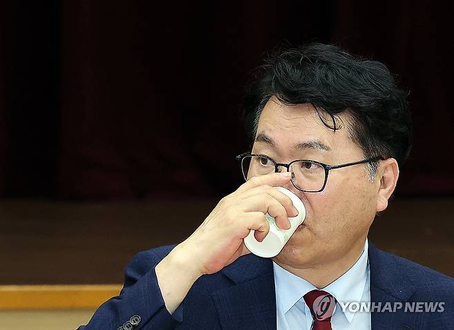 목 축이는 이한주 위원장 (세종=연합뉴스) 배재만 기자 = 국정기획위원회 이한주 위원장이 19일 정부세종컨벤션센터에서 열린 사회1분과의 고용노동부 업무보고에서 물을 마시며 목을 축이고 있다. 2025.6.19 scoop@yna.co.kr