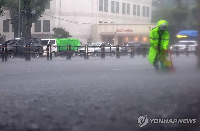 비 내려도 묵묵히 (서울=연합뉴스) 신현우 기자 = 16일 폭우가 쏟아진 서울 서대문구에서 환경미화원이 인도를 청소하고 있다. 2025.6.16 nowwego@yna.co.kr