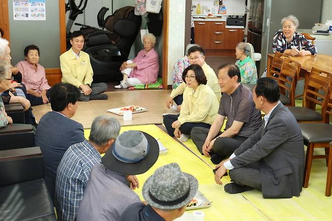 안성시는 무더위쉼터를 방문해 운영 실태에 대한 현장점검을 실시했다. 사진=안성시