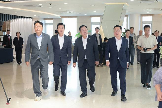 19일 오전 세종 어진동 베스트웨스턴호텔에서 열린 조찬 회동에 참석한 (왼쪽부터) 김영환 충북지사, 김태흠 충남지사, 최민호 세종시장, 이장우 대전시장 등 충청권 시도지사들. (사진= 세종시)