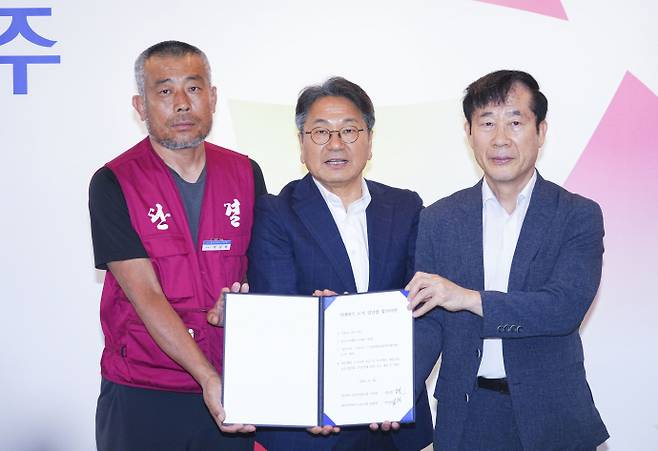 광주 시내버스 노사는 20일 오전 시청 접견실에서 강기정 광주시장 중재로 임금·단체 협상에 합의했다.(왼쪽부터 박상복 광주지역버스노동조합위원장, 강기정 시장, 임동춘 광주버스운송사업조합 이사장)/광주시 제공