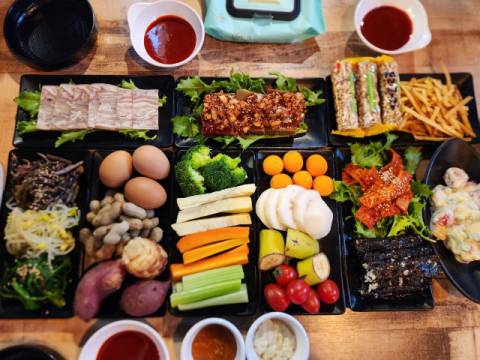 보그호프에 감자, 고구마, 옥수수, 땅콩, 김밥, 메밀묵, 바나나, 오이, 샐러리까지 건강 밥상이 한상 깔렸다.