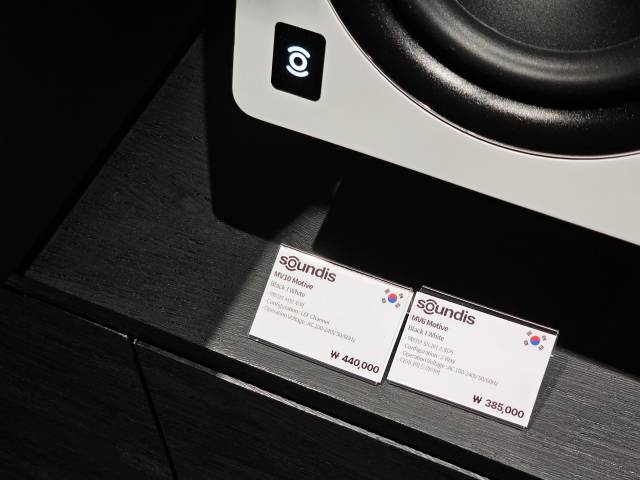 국산 브랜드 사운드이즈의 ‘MV6’와 ‘MV10’. 비교적 저렴한 가격에도 불구하고 하이파이 기기들과 큰 차이 없는 사운드 퍼포먼스를 선보인다. 스피커 크기는 꽤 큰 편인데, 스펙을 살펴보니 액티브 스피커인 MV6는 6.5인치 우퍼에 32mm 트위터를 채용했다. 10인치 우퍼를 쓰는 MV10은 39Hz 저음까지 재현한다. 조경건 부산닷컴 기자