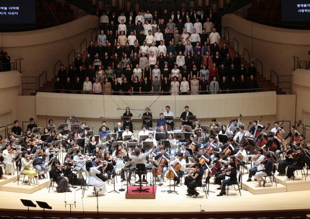 부산콘서트홀 개관일인 20일, 정명훈 예술감독과 APO 오케스트라, 성악가, 합창단이 오픈 리허설에서 베토벤의 합창교향곡을 펼쳐 보이고 있다. 정대현 기자 jhyun@