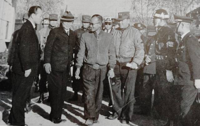 대동공업사가 농기계 관련 기계를 생산하는 회사로 알려지자 1960년 10월 윤보선 대통령이 공장을 방문해 격려했다. 사진 중앙 작업복 차림으로 안내하는 분이 김삼만 사장이다./대동50년사/