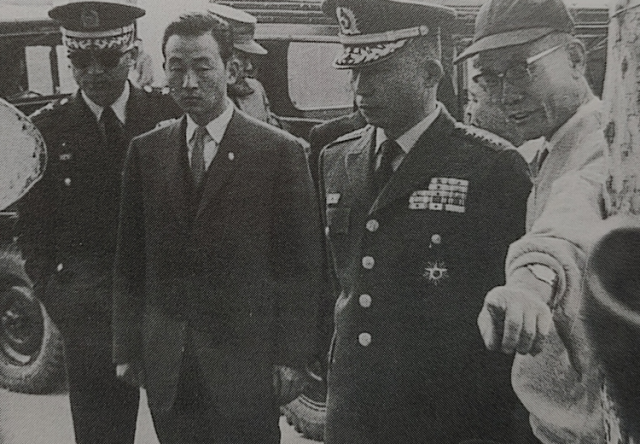 1963년 박정희 국가재건회의 의장의 대동공업사 방문 모습./대동50년사/