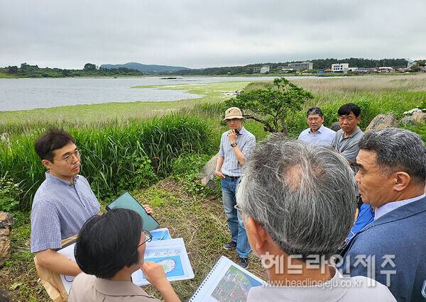 제주 제2공항 환경영향평가협의회 위원들이 19일 성산읍 현장을 살펴보고 있다. ⓒ헤드라인제주