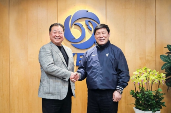 김경일 파주시장과 허구연 KBO 총재(사진=파주시)