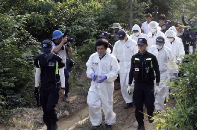 매봉산에서 발견된 이 양의 시신을 경찰과학수사대 대원들이 구급차로 옮기는 모습. (사진=뉴스1)