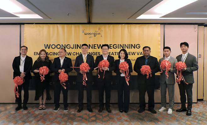 이수영(왼쪽에서 다섯 번째) 웅진 대표이사가 지난 17일 말레이시아 아마리 쿠알라룸푸르 호텔에서 열린 말레이시아 법인 개소식에서 기념 촬영을 하고 있다. (사진=웅진)