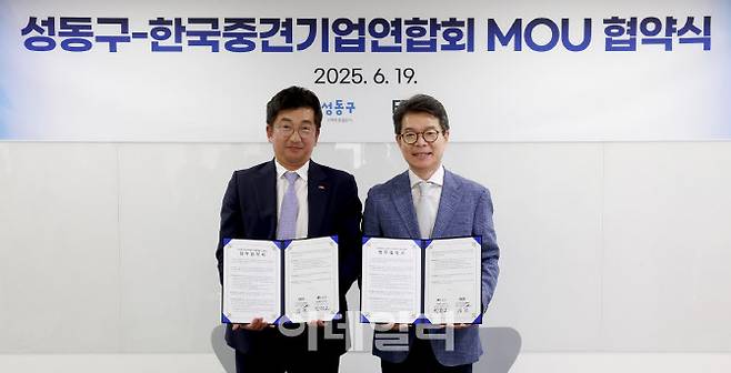 업무협약 체결 후 기념 촬영에 나선 김민 한국중견기업연합회 회원본부장(왼쪽)과 정원오 성동구청장(사진=중견련).