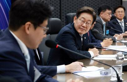 이재명 대통령이 20일 울산전시컨벤션센터에서 열린 AI글로벌 협력 기업 간담회에서 서범석 루닛 대표의 발언을 듣고 있다. (사진=뉴시스)