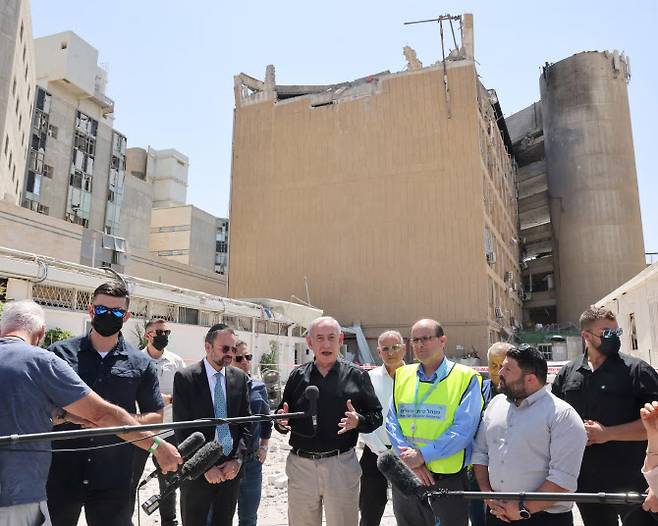 베냐민 네타냐후 이스라엘 총리가 19일(현지시각)  이란이 발사한 미사일에 파괴된 소로카 병원 단지를 방문해 발언하고 있다.(사진=로이터)