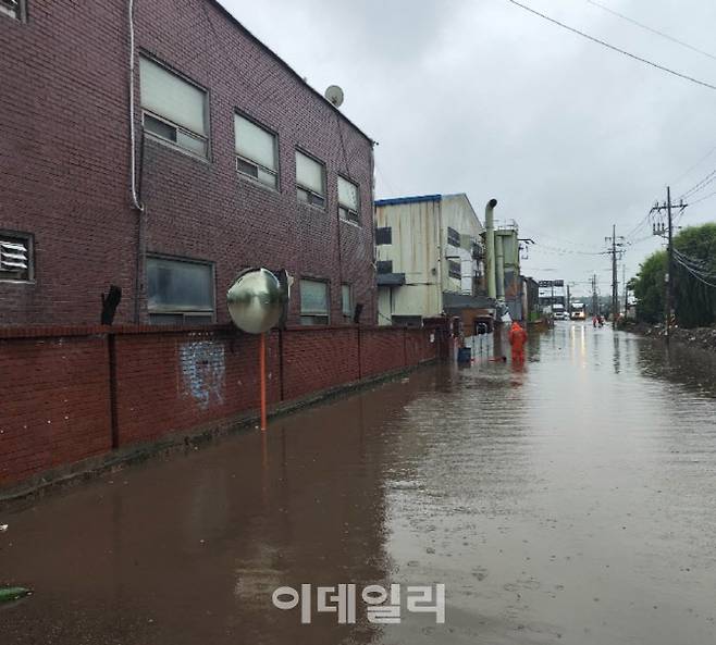 20일 오전 5시15분 인천 서구 오류동 도로가 침수됐다. / (사진=인천소방본부)