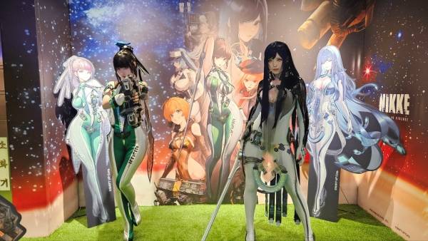 - 현실로 튀어나온 이브와 레이븐