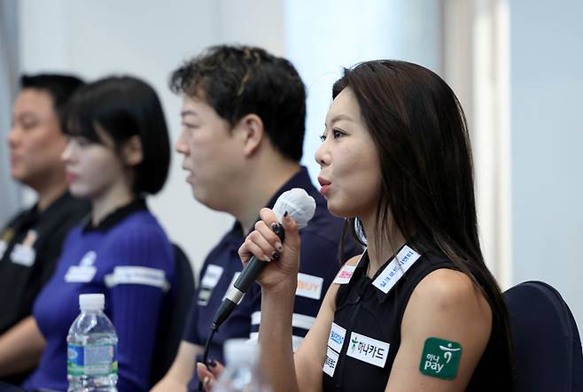 25-26시즌 개막전 미디어데이에 참석한 김가영(하나카드)이 인터뷰하고 있다
