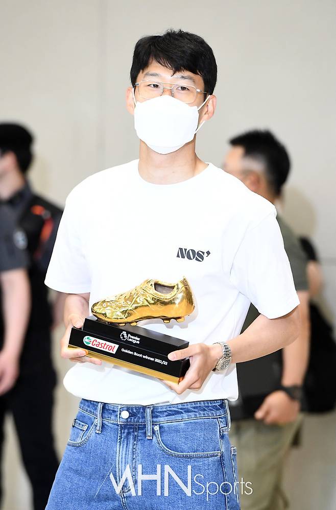'골든 부트'를 들고 입국하는 손흥민