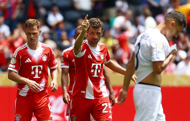 미국 오하이오주 신시내티 TQL 스타디움 - 2025년 6월 15일, 바이에른 뮌헨의 토마스 뮐러가 팀의 열 번째 골을 넣은 뒤 조슈아 키미히와 함께 기뻐하고 있다.