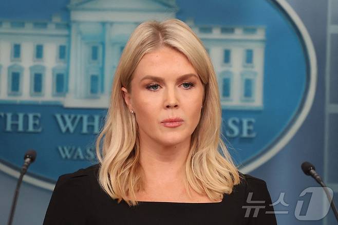 캐롤라인 리빗 백악관 대변인이 19일(현지시간) 워싱턴DC 백악관에서 브리핑을 진행하고 있다. 레빗 대변인은 이날 브리핑에서 도널드 트럼프 미국 대통령이 이란 공격 여부를 2주 안에 결정할 것이라고 밝혔다. 2025.06.19 ⓒ AFP=뉴스1 ⓒ News1 류정민 특파원
