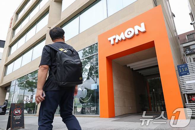 티몬과 위메프의 '판매 대금 미정산 사태'로 소비자들의 불안이 계속되고 있는 29일 오전 서울 강남구 티몬 본사 앞으로 시민들이 오가고 있다. 2024.7.29/뉴스1 ⓒ News1 민경석 기자