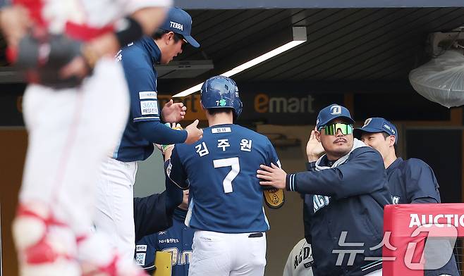 김주원을 격려하는 이호준 NC 다이노스 감독. 2025.5.13/뉴스1 ⓒ News1 김성진 기자