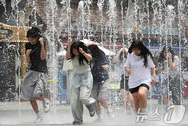 20일 대구와 경북에서 올들어 첫 열대야가 나타났다. 본격적인 장마를 앞두고 30도를 넘는 무더위가 이어진 지난 19일 대구 달서구 테마파크 이월드를 찾은 여학생들이 바닥분수 물줄기 사이를 달리며 더위를 식히고 있다. 2025.6.19/뉴스1 ⓒ News1 공정식 기자