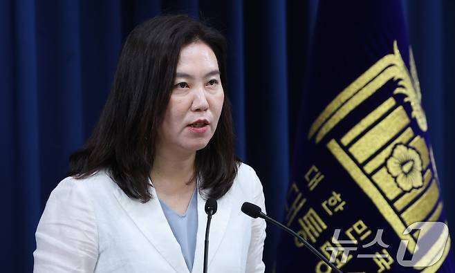 강유정 대통령실 대변인이 19일 서울 용산구 대통령실 청사에서 주치의 관련 브리핑을 하고 있다. 이날 대통령실은 이재명 대통령의 양방 주치의로 박상민 서울대 가정의학과 교수를 위촉했다고 발표했다. 2025.6.19/뉴스1 ⓒ News1 박지혜 기자