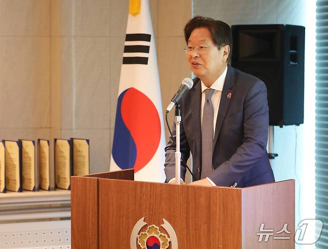 20일 일본 오사카시 주오구에 위치한 주오사카 대한민국 총영사관 5층 강당에서 '주오사카 대한민국 총영사관 건설기성회' 유족과 동포단체 관계자가 참석한 가운데 공관기증에 대한 감사장 전달 행사가 진행됐다. 이날 행사에는 기성회 유족과 동포단체 관계자 등 90여 명이 참석했다. 사진은 진창수 주오사카 총영사가 축사를 하고 있는 모습.2025.06.20/뉴스1 ⓒNews1 노민호 기자