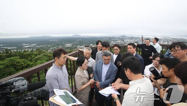 제주 제2공항 건설 환경영향평가협의회 위원들과 환경영향평가 대행업체 관계자들이 19일 오후 제주 서귀포시 성산읍 대수산봉 정상에서 제2공항 건설 부지를 확인하고 있다. 2025.6.19/뉴스1 ⓒ News1 오현지 기자