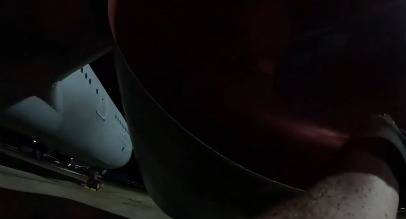 친팔레스타인 활동가가 왕립공군(RAF) 브라이즈 노턴을 침입해 군용기를 훼손하고 있다. (사진 팔레스타인 액션 소셜미디어 엑스)