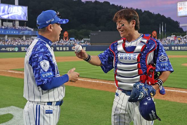삼성 강민호(오른쪽)가 6일 대구삼성라이온즈파크에서 열린 2025 KBO리그 NC전 승리 후 승리 공을 박진만 감독에게 전달하고 있다. 이 승리로 박진만 감독은 200승을 달성했다. 사진 | 삼성 라이온즈
